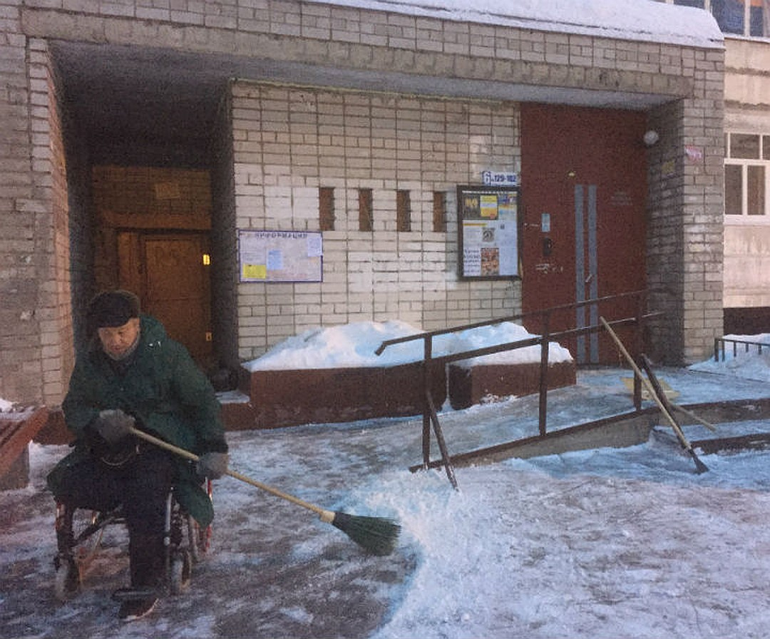 Инвалид-колясочник каждое утро выходит на уборку двора, чтобы быть счастливым