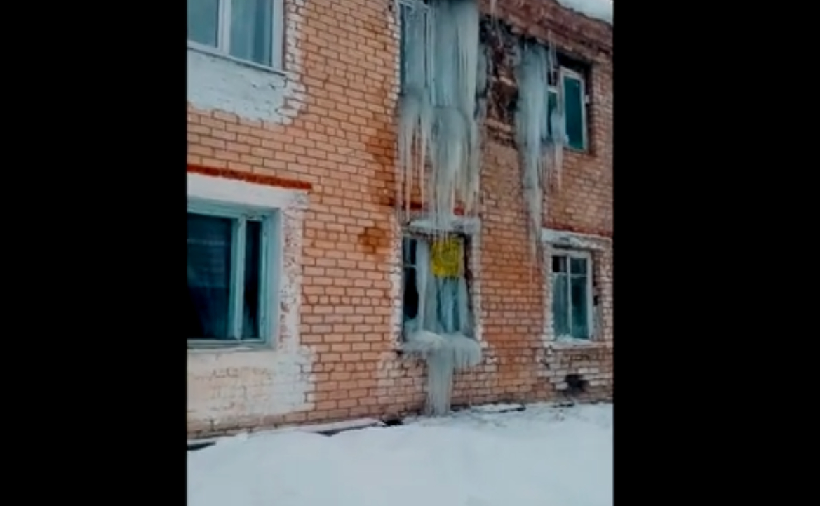Жильцы дома-сосульки рассказали чиновникам о проблемах, а те сразу заставили их платить