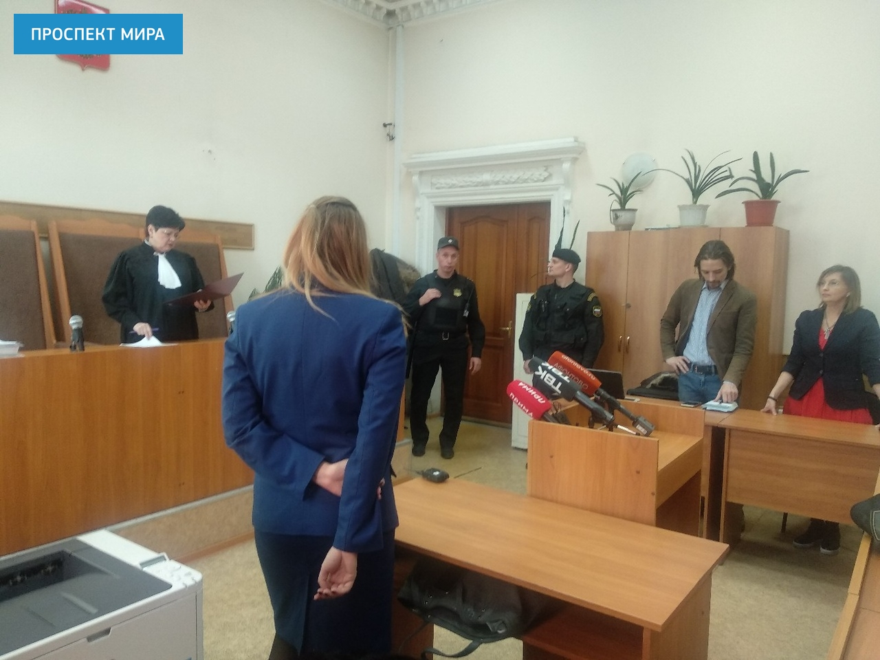Сколько стоит пнуть полицейского в России?