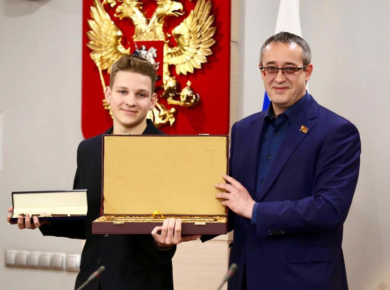Школьник спас пассажира самолета, который потерял сознание и истекал кровью