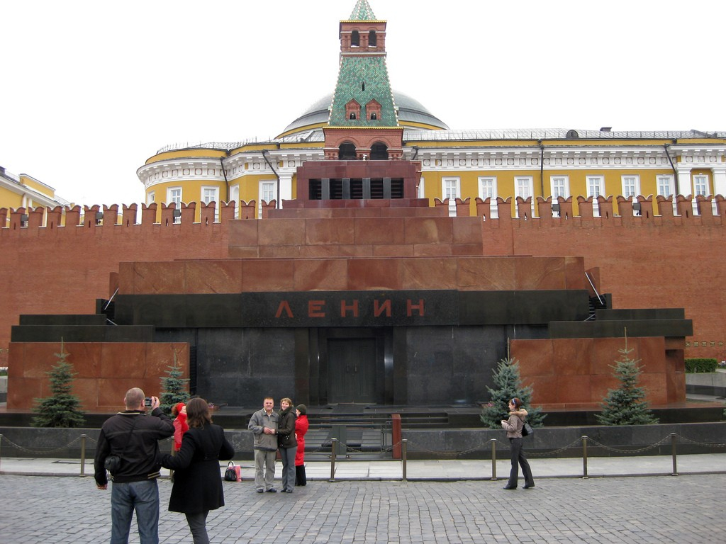 Мужчина пытался поднять Ленина с помощью оливкового масла
