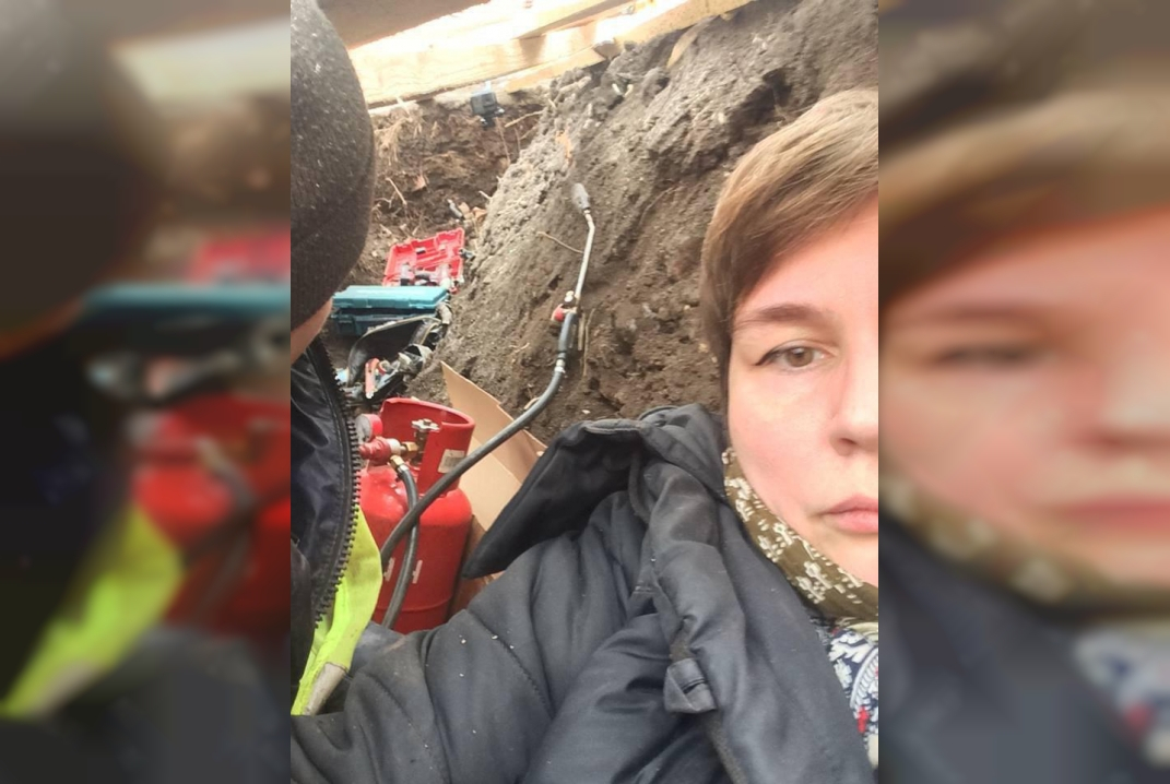 В Москве депутат легла в траншею, чтобы остановить строительство таунхаусов