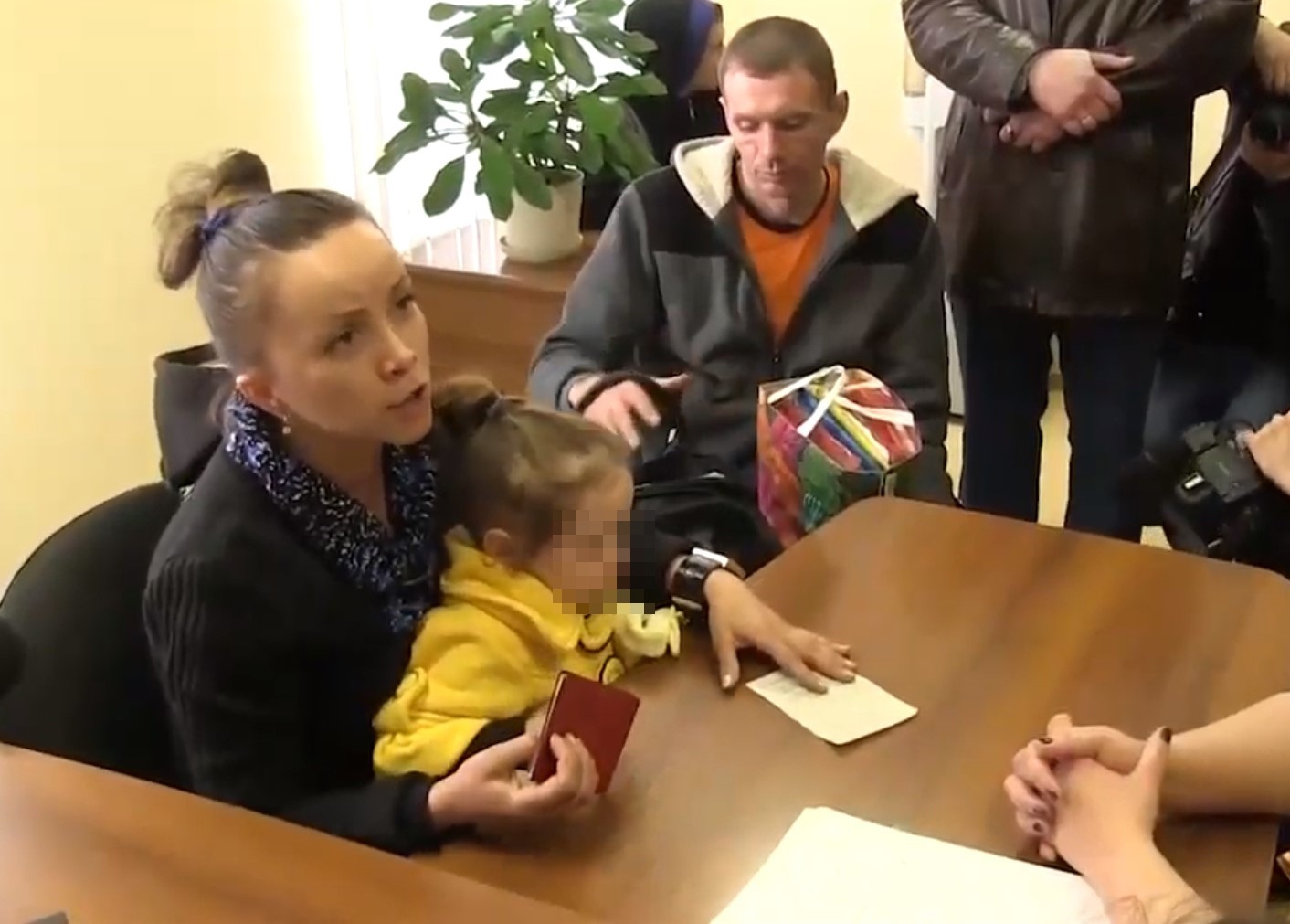 Жительница Омска заживо похоронила парня и заставила несовершеннолетнего сына снимать изнасилование на телефон