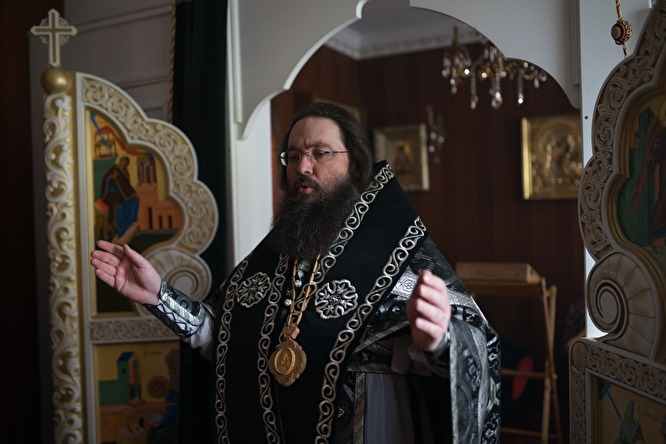 Священник избил сотрудницу епархии из-за подарков детям