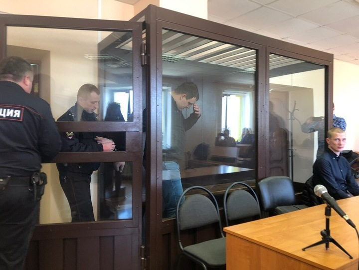Коллектора, обещавшего изнасиловать жену должника и отрубить ноги его ребенку, задержали
