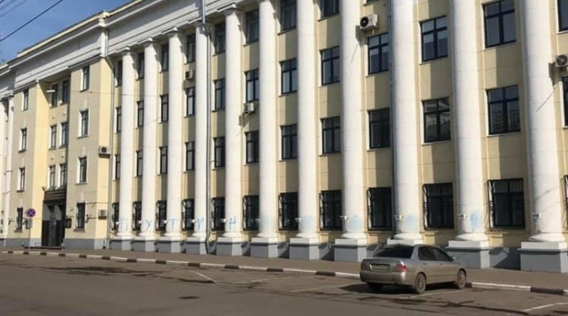 РКН заблокировал СМИ из-за новости о граффити, оскорбляющем Путина