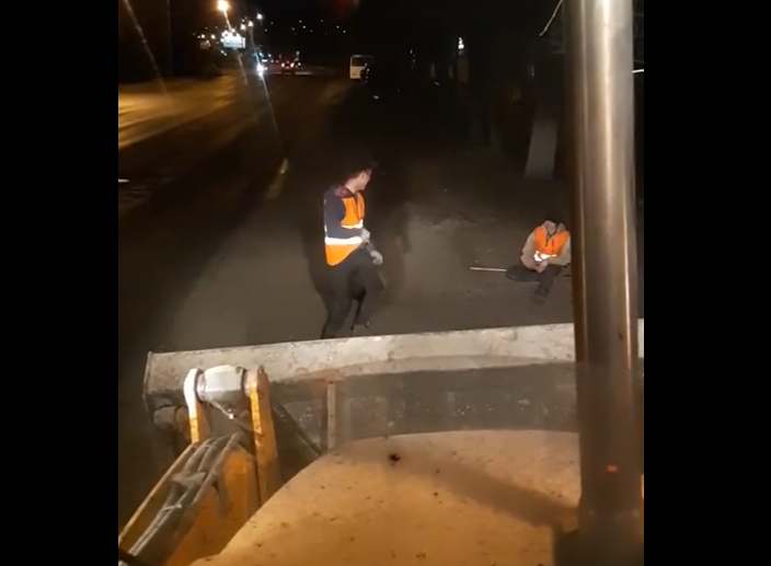 В Костроме рабочий исполнил зажигательный танец во время уборки города