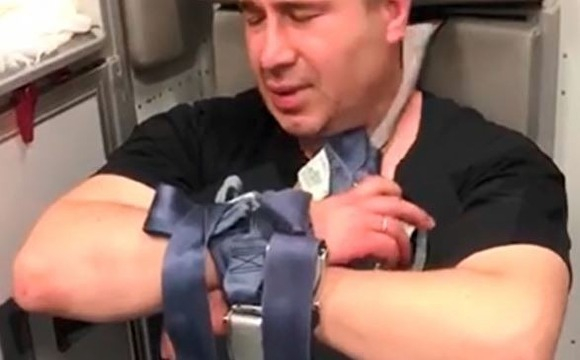 Психиатр с большим стажем пил ром в самолете и пытался выйти в аварийный люк