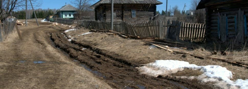 Пенсионера из Прикамья, уложившего размытую дорогу досками, оштрафовали
