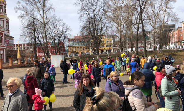 В Кирове родители вместе с детьми вышли на митинг из-за нехватки садов и школ
