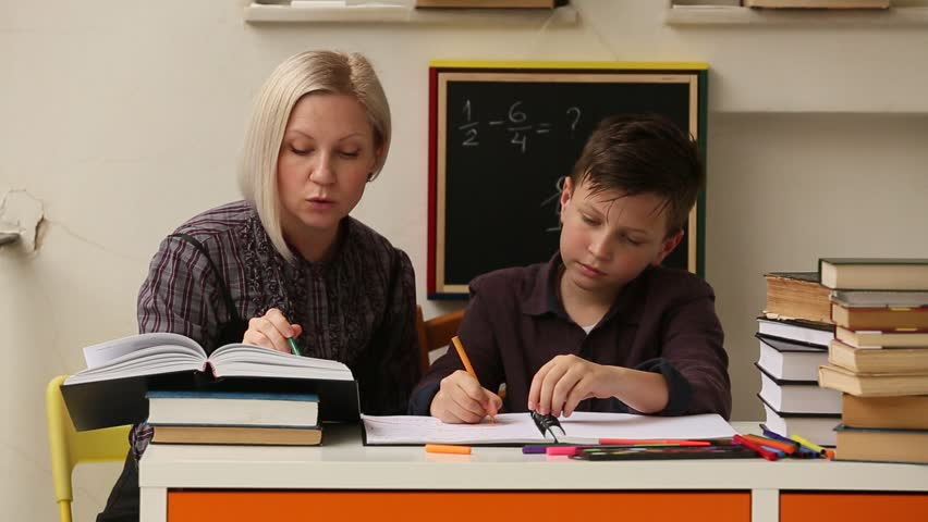 Почему родители российских школьников бросились к репетиторам