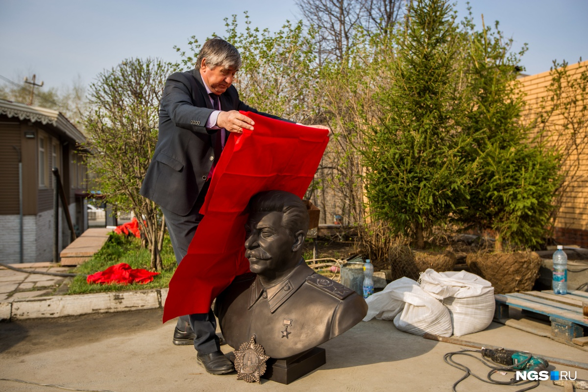 Бюст Сталина установили ко Дню Победы в Новосибирске
