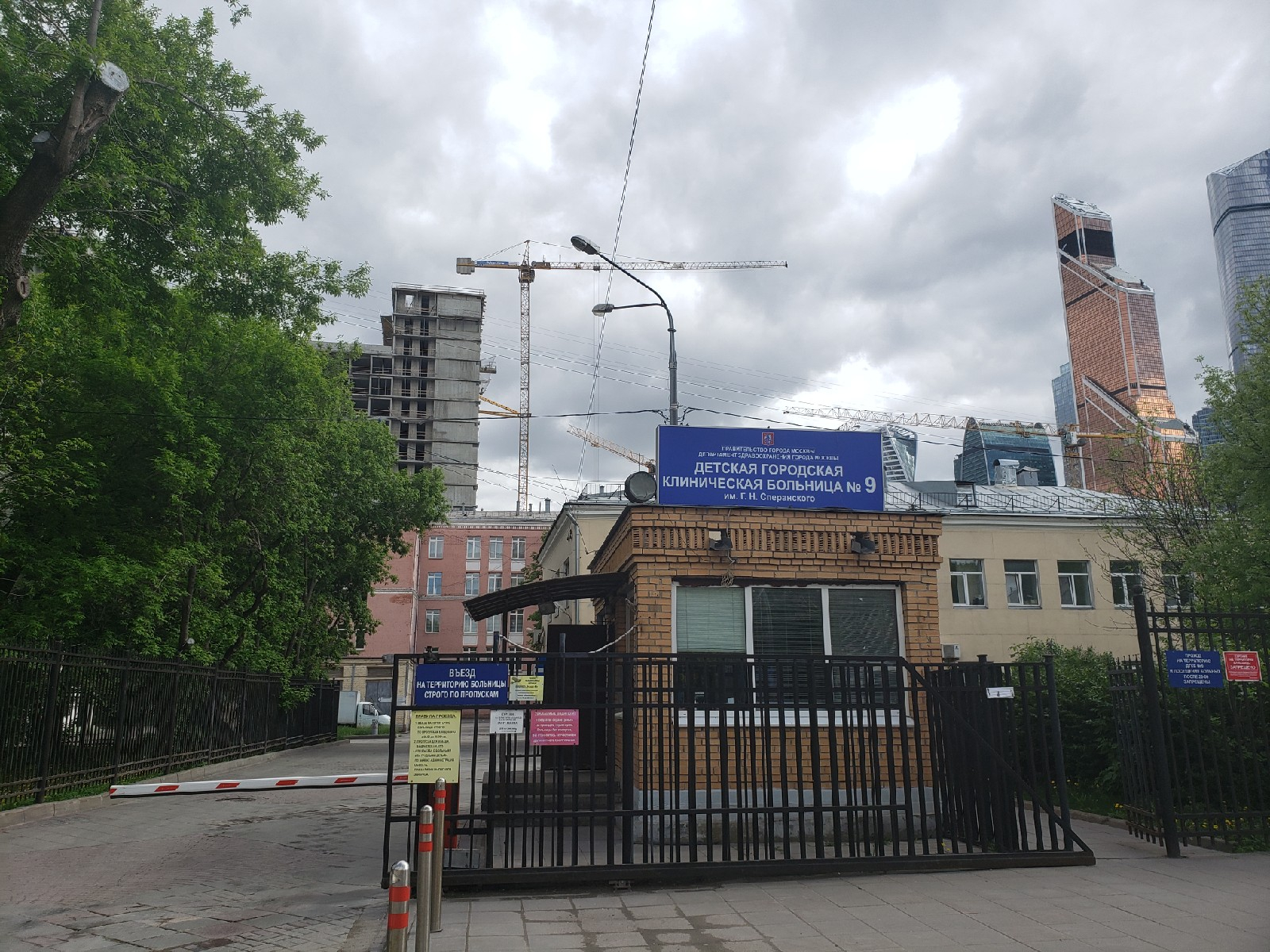 «Стук и грохот стоят круглые сутки». Столичных строителей не останавливает даже детская больница
