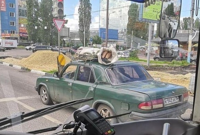 Покойника, на транспортировку которого не нашлось денег, примотали к крыше легковушки