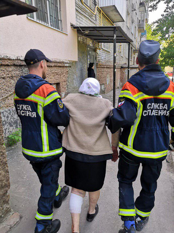 80-летняя пенсионерка вывалилась с 9-го этажа, но в полете схватилась за кондиционер