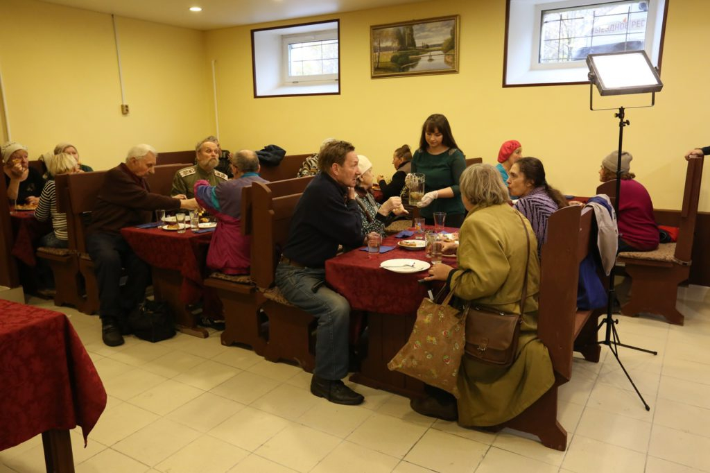 В Петербурге чиновники закрыли кафе, где каждый день пенсионеры получали бесплатные обеды