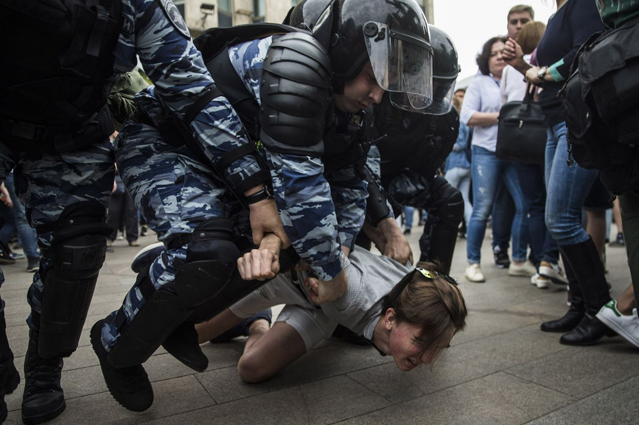 После шествия в поддержку Ивана Голунова из отдела полиции госпитализировали подростка