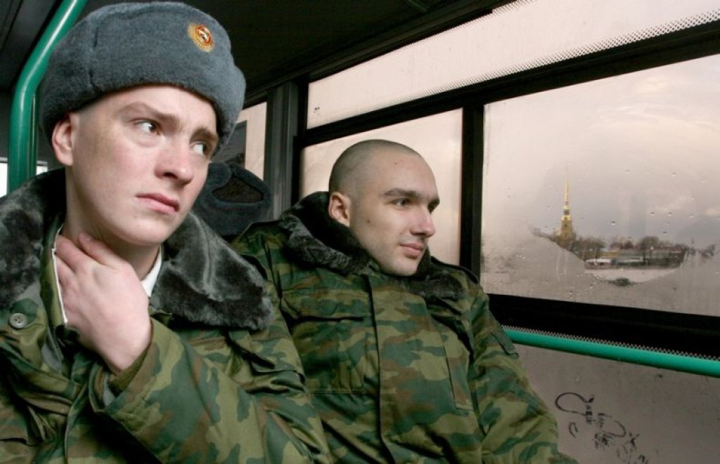 Большинство россиян уверены: делает мужчину мужчиной служба в армии