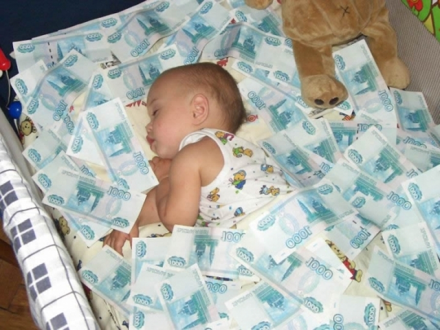 Медведев предложил повысить детские пособия в 50 рублей