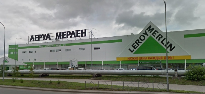 В «Леруа Мерлен» в Кемерово тяжелая металлическая дверь придавила ребенка