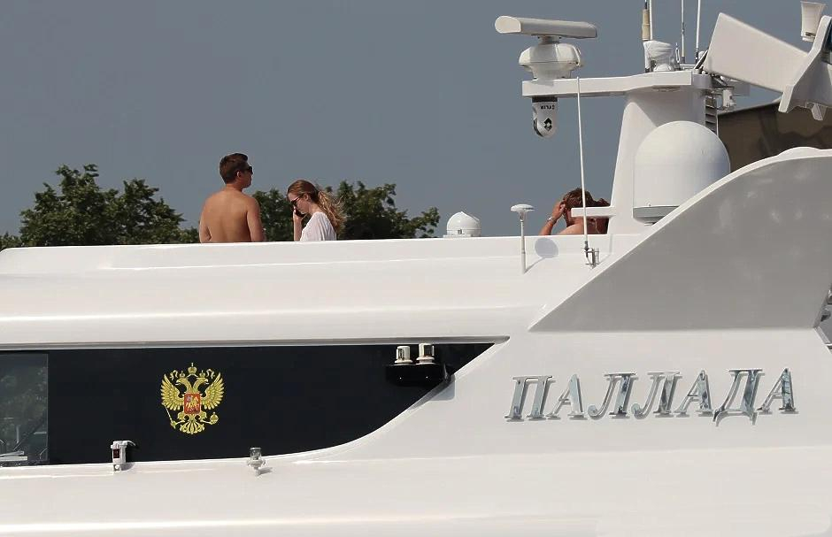 «Тайная вечерня» с раздетыми отдыхающими на яхте патриарха