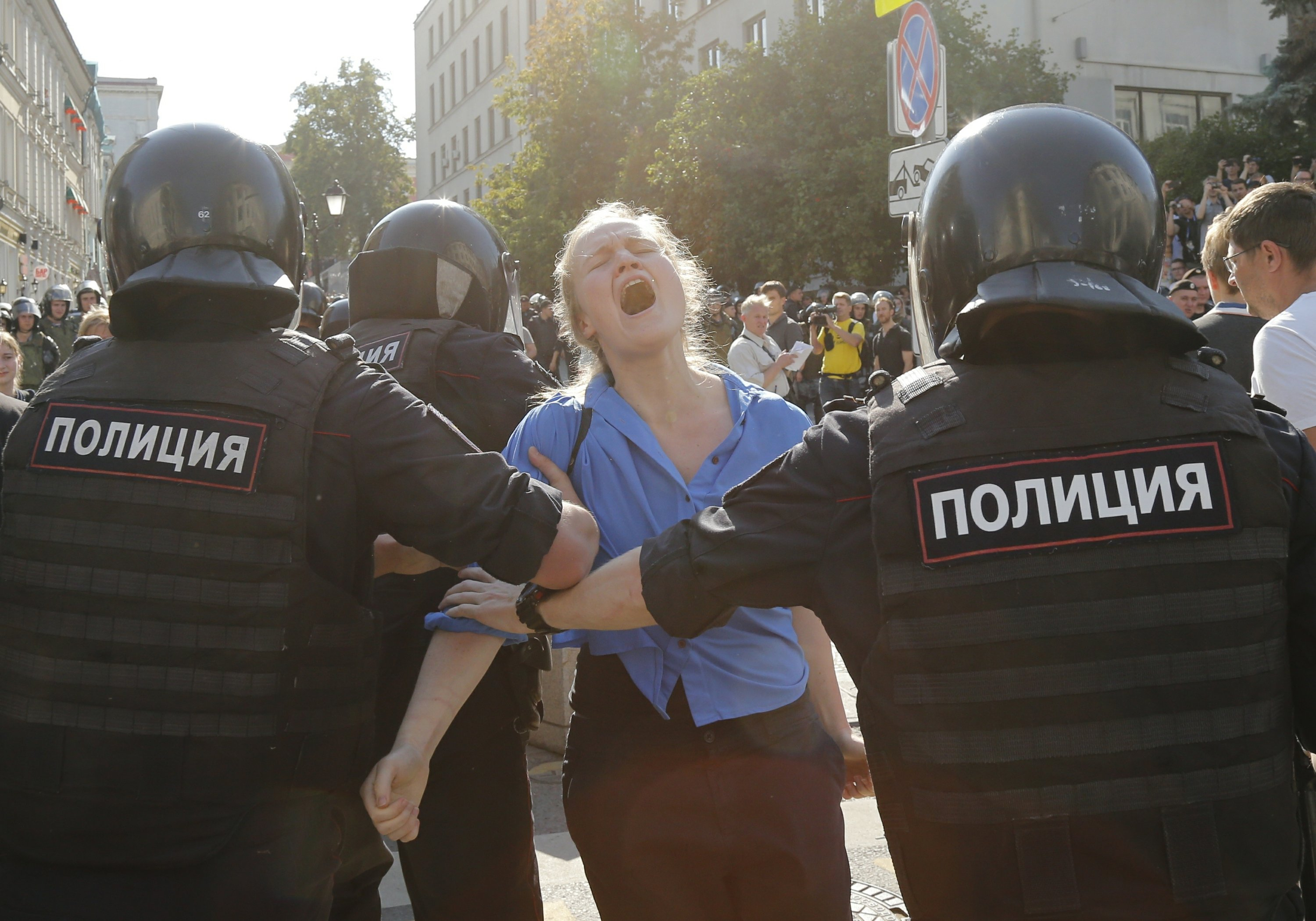 Митингующих в России решили спрятать от горожан