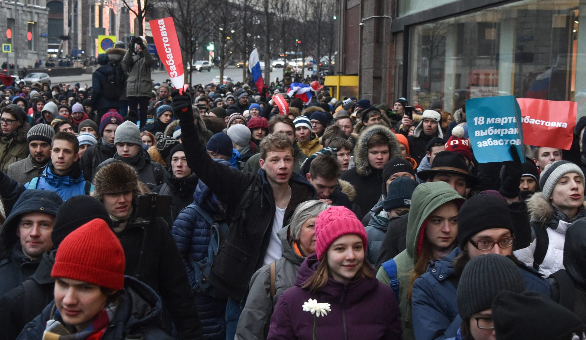 Московская мэрия испугалась школьников-оппозиционеров и отменила линейки