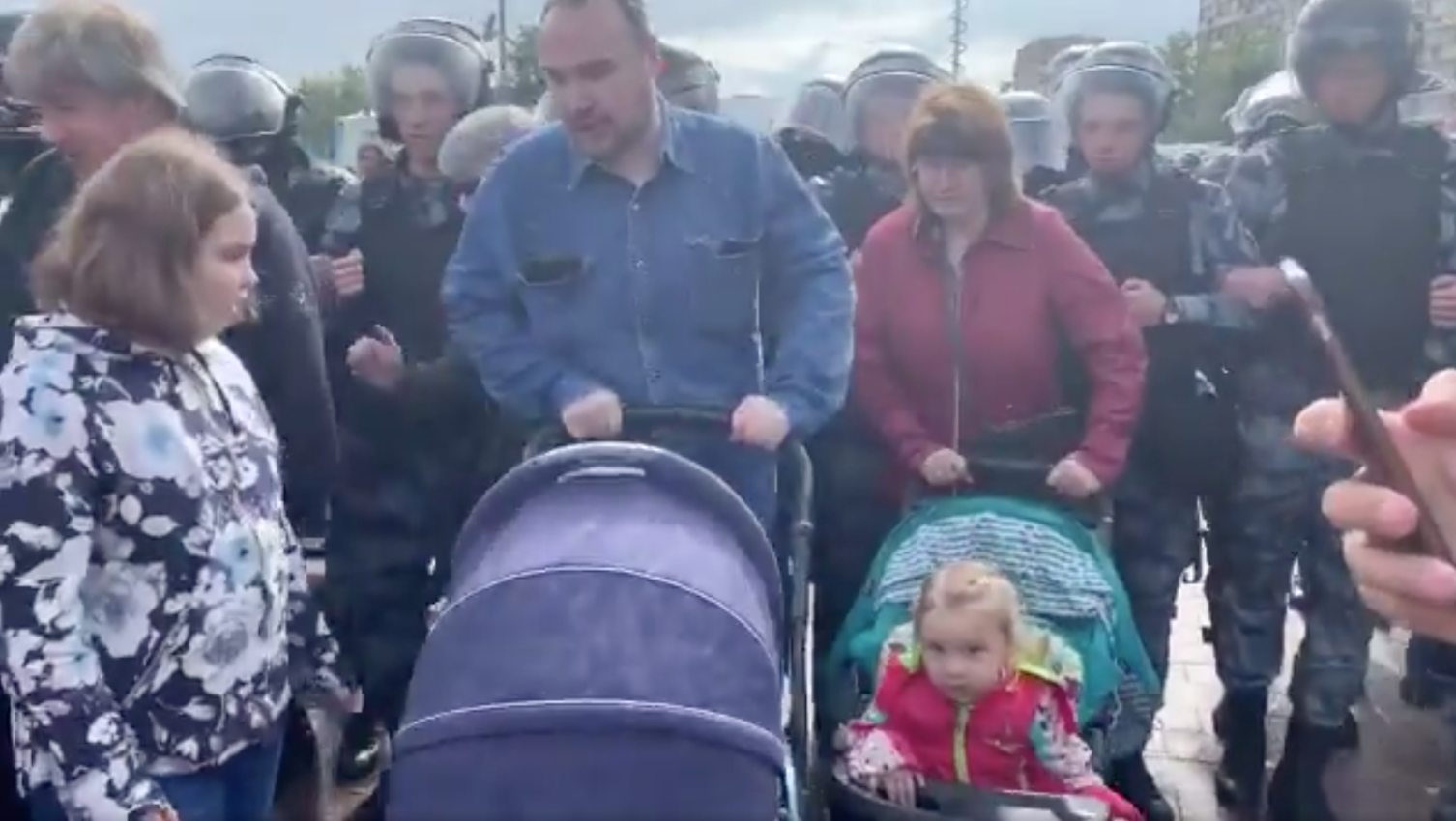 «Они хотят отобрать грудничка от мамы»: многодетную семью лишают родительских прав за участие в митинге