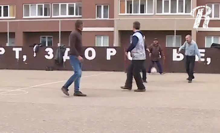 Уфимские бомжи собрали футбольную команду