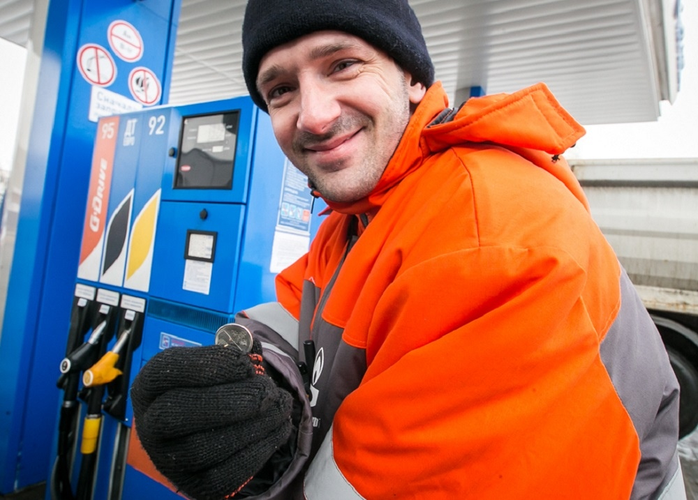 На АЗС бензин стали продавать по “плавающей” цене