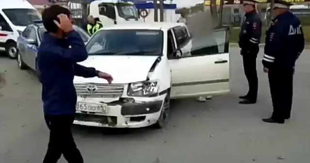 Пьяная школьница разбила угнанную у отца машину и пнула врача
