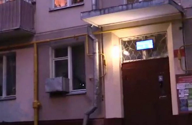 В Москве мужчина перерезал провода и вломился в чужую квартиру, чтобы попить водички
