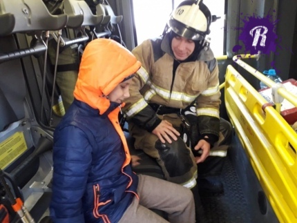 Ростовские пожарные приехали к одинокому слепому сироте, который ежедневно желал им удачи