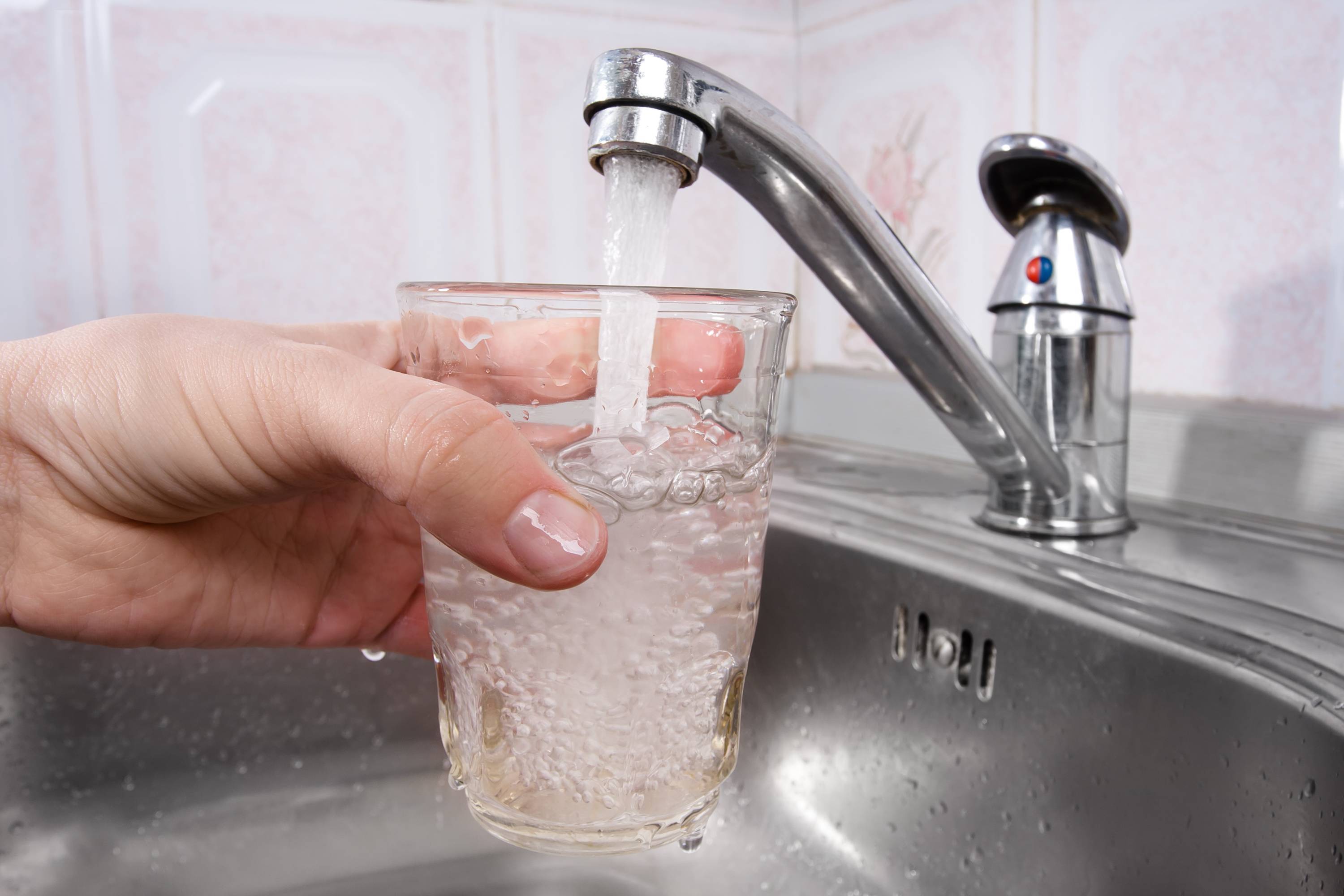 Что будет, если разбавить кипяченую воду сырой, и можно ли это пить?