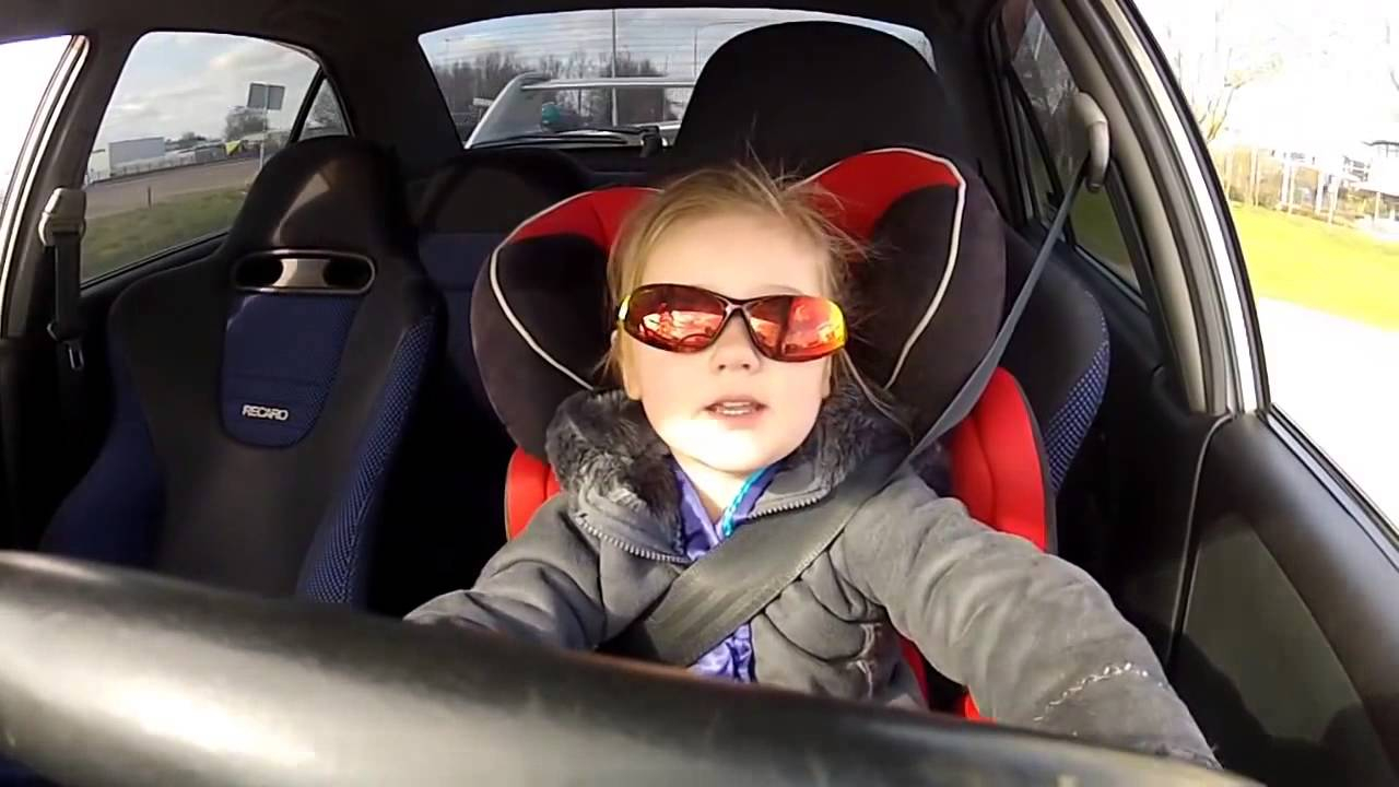 В ГИБДД согласились выдавать права на вождение авто несовершеннолетним