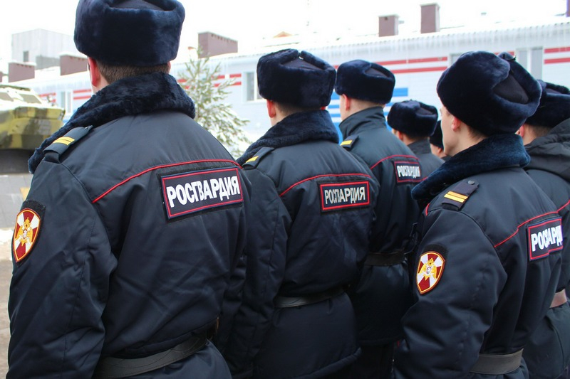 Сотрудников Росгвардии обяжут представляться