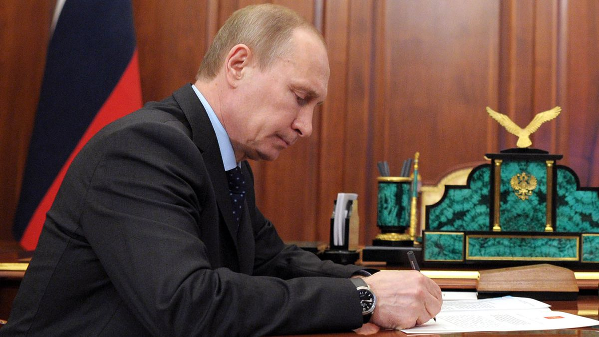 Путин сократил финансирование на медицину и образование в пользу силовиков и госканалов