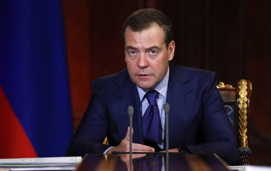 Правительство РФ во главе с Медведевым подало в отставку