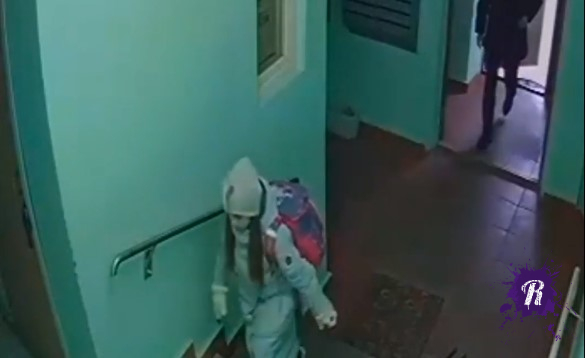 Видео: школьница сообразила, как отделаться от подозрительного мужчины в подъезде