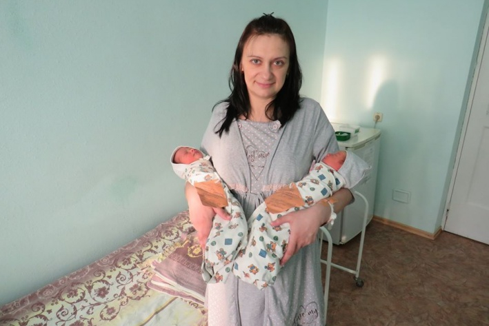 Красноярская мама родила двойняшек в разные даты