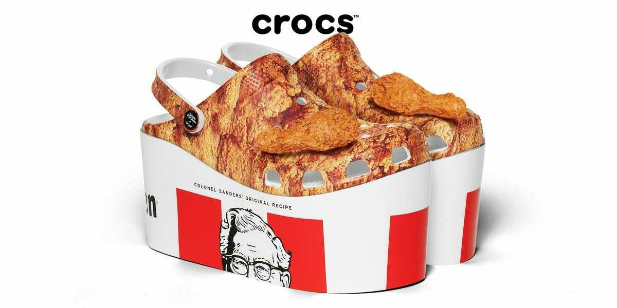 KFC и Crocs выпустили обувь с ароматизированным куриным крылом в панировке