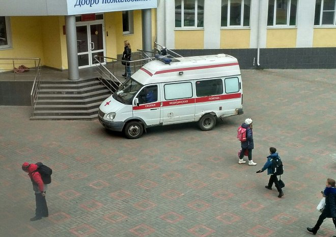 В омской школе дети массово попадали в обмороки