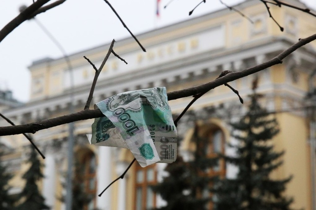 Что нужно сделать в первую очередь, когда обвалится российский рубль?