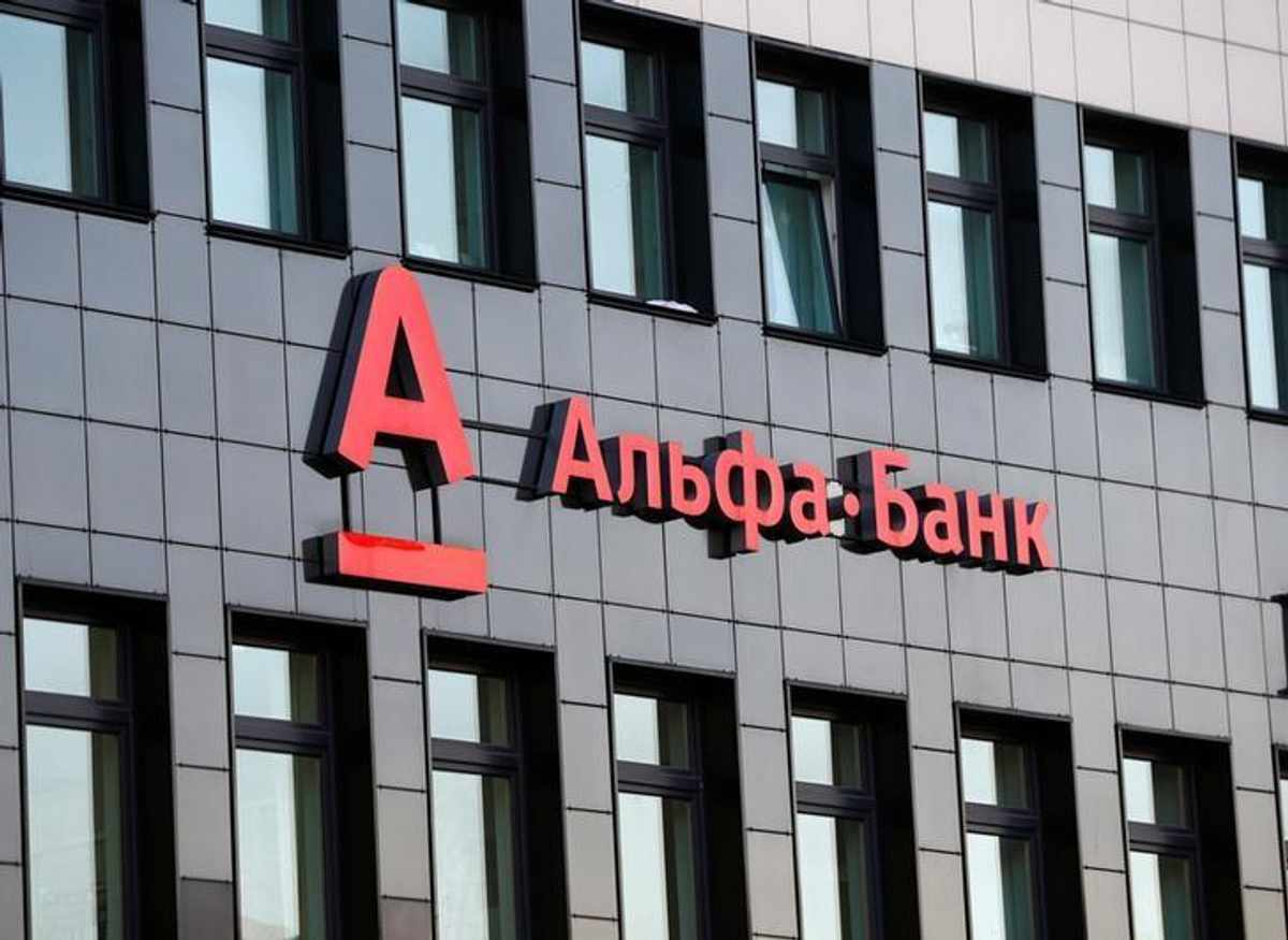 Альфа-банк начал брать комиссию за переводы денег по номеру телефона