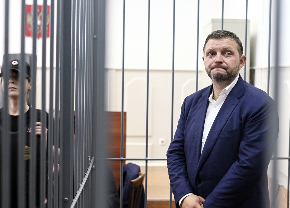Чем занимаются за решеткой осужденные губернаторы, министры и силовики