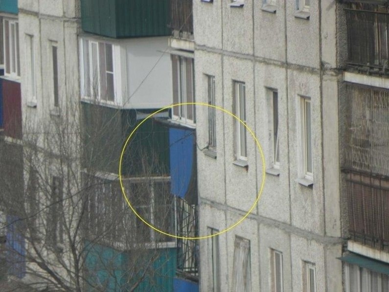 Боевой вертолет Минобороны выстрелил в жилое здание в Чите