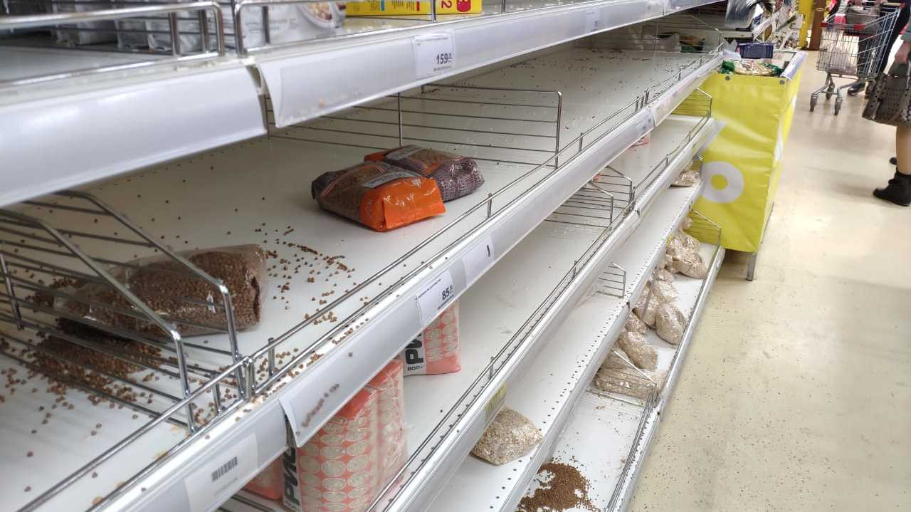 Сеть магазинов ограничила продажу круп в одни руки