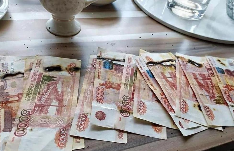 Жительница столицы сожгла 65 тысяч рублей, чтобы спастись от коронавируса