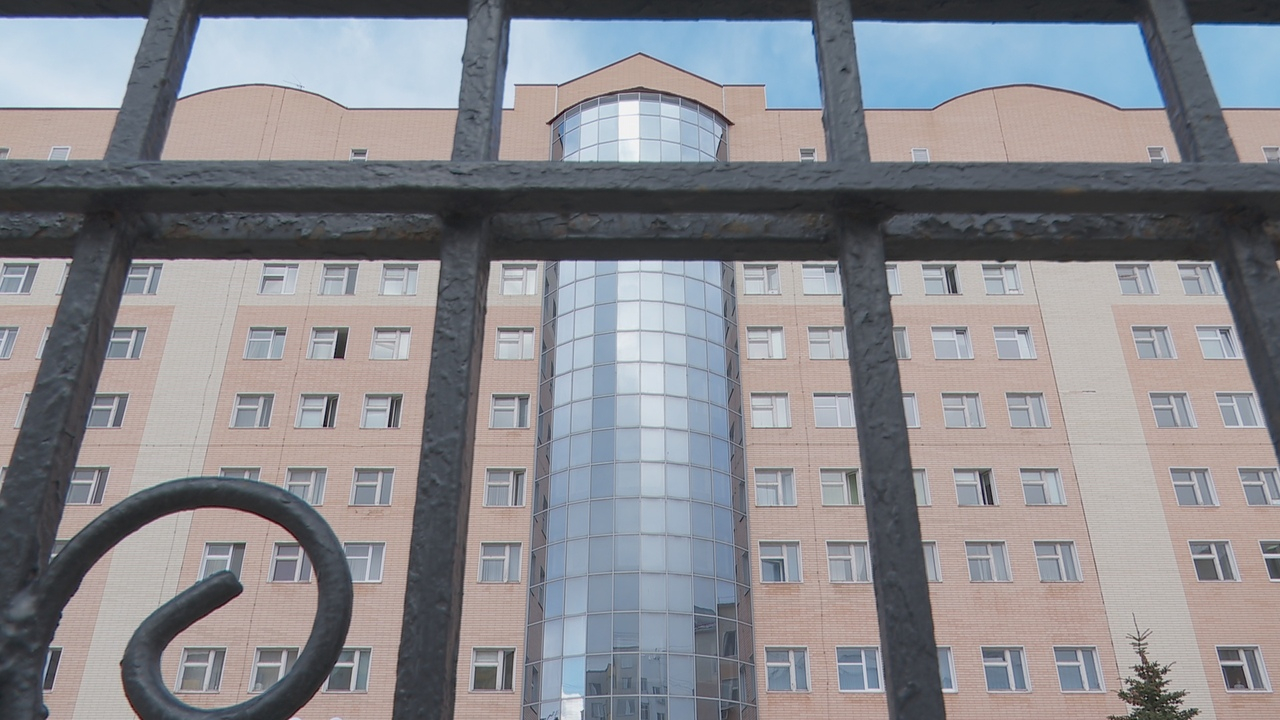Сотрудники закрытой на карантин больницы в Башкирии сбежали через окно