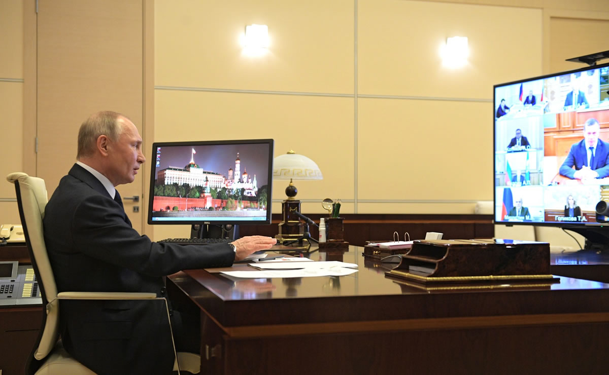 Владимир Путин обсудил с членами правительства меры, принимаемые для минимизации ущерба от коронавируса